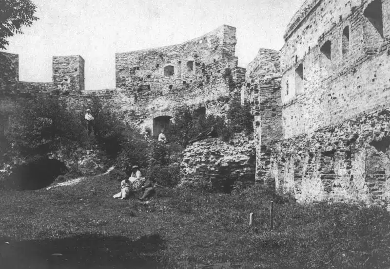 Runy zamku Hurberów w Dobromilu (źródło: Polona.pl)