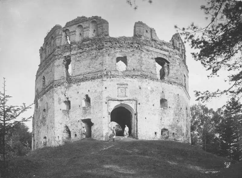 Runy zamku Hurberów w Dobromilu (źródło: Polona.pl)