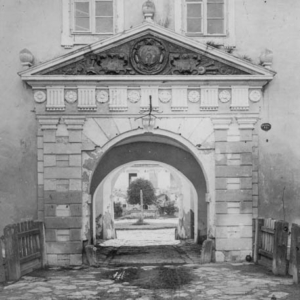 Brama do zamku w Żółkwi (fot. T. Szajnok, źródło: Polona.pl)