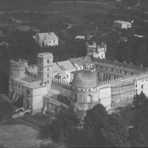 Zamek w Krasiczynie z lotu ptaka (Narodowe Archiwum Cyfrowe) Zamek w Krasiczynie