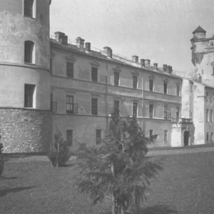 Fragment skrzydła wschodniego z basztą „Szlachecką” i „Królewską” (Narodowe Archiwum Cyfrowe) Zamek w Krasiczynie